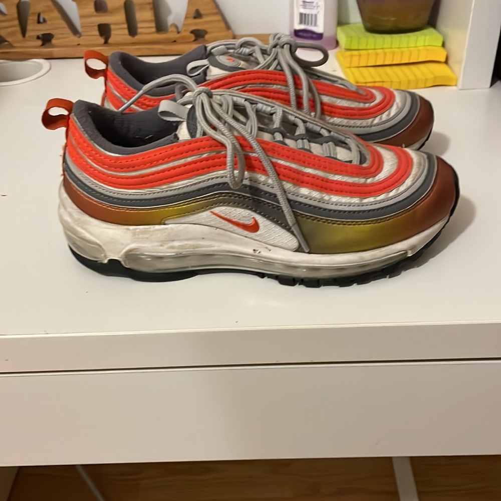 Air Maxs - Picture 2 of 4